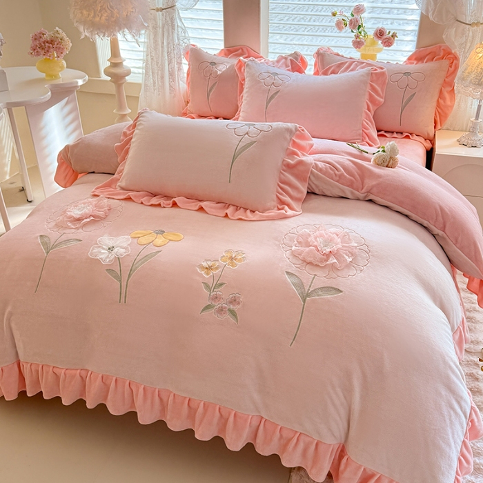 91家纺网 家纺一手货源 找家纺 （总）漫布云 2025新款230g高克重韩版立体盘花牛奶蚕丝绒绣花四件套床裙款被套-洛丽塔系列 洛丽塔-珍珠粉