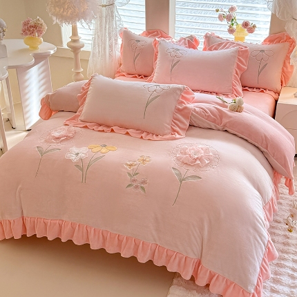 （总）漫布云 2025新款230g高克重韩版立体盘花牛奶蚕丝绒绣花四件套床裙款被套-洛丽塔系列 洛丽塔-珍珠粉