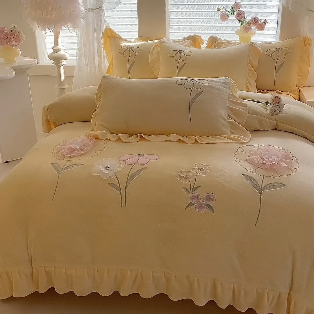 91家纺网 家纺一手货源 找家纺 （总）漫布云 2025新款230g高克重韩版立体盘花牛奶蚕丝绒绣花四件套床裙款被套-洛丽塔系列 洛丽塔-嫩黄
