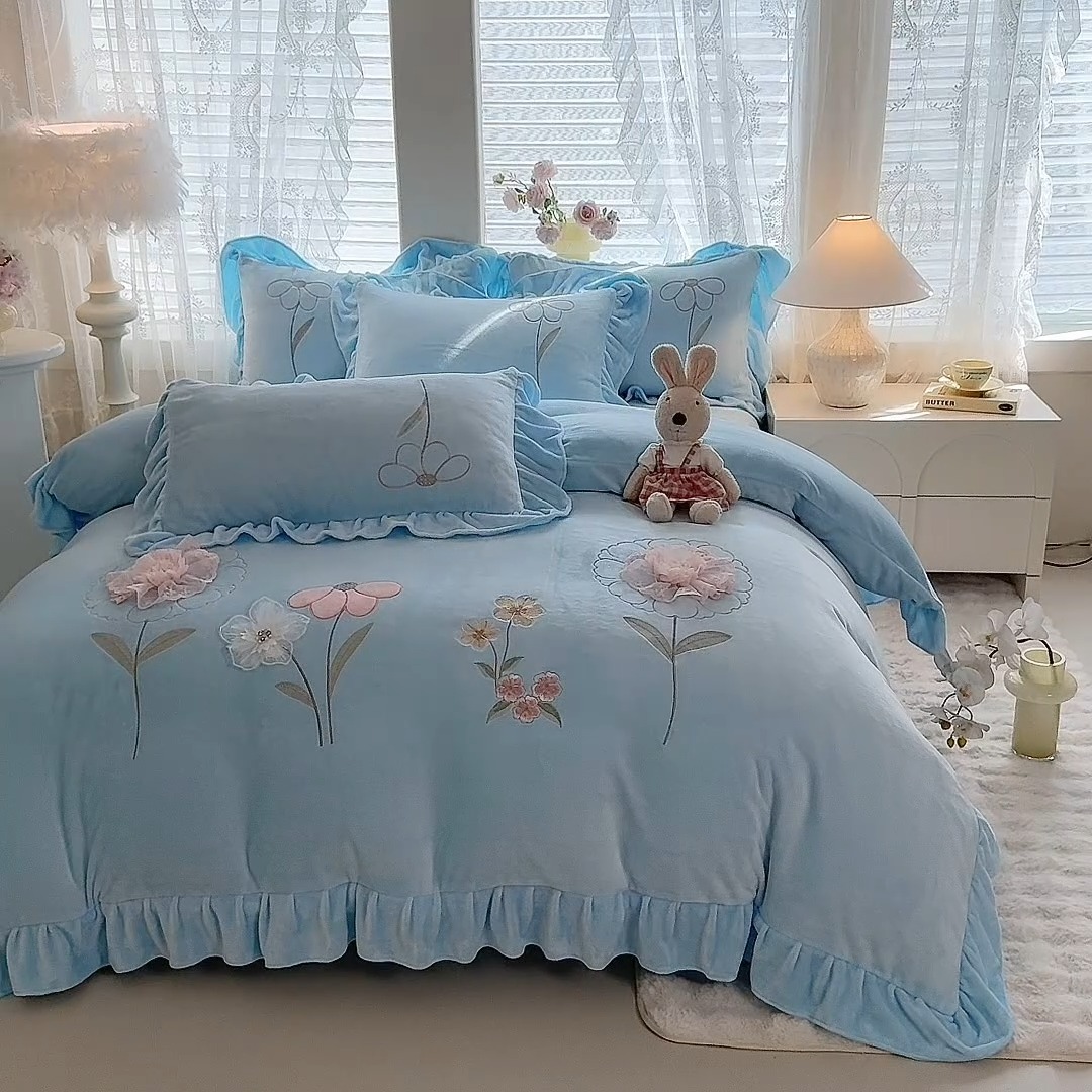 91家纺网 家纺一手货源 找家纺 （总）漫布云 2025新款230g高克重韩版立体盘花牛奶蚕丝绒绣花四件套床裙款被套-洛丽塔系列  洛丽塔-婴儿蓝 