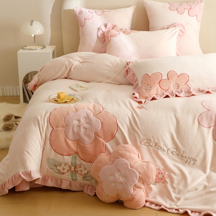 91家纺网 家纺一手货源 找家纺 2025新款绒梦里加厚韩版贴布绣牛奶绒四件套高定绒保暖套件