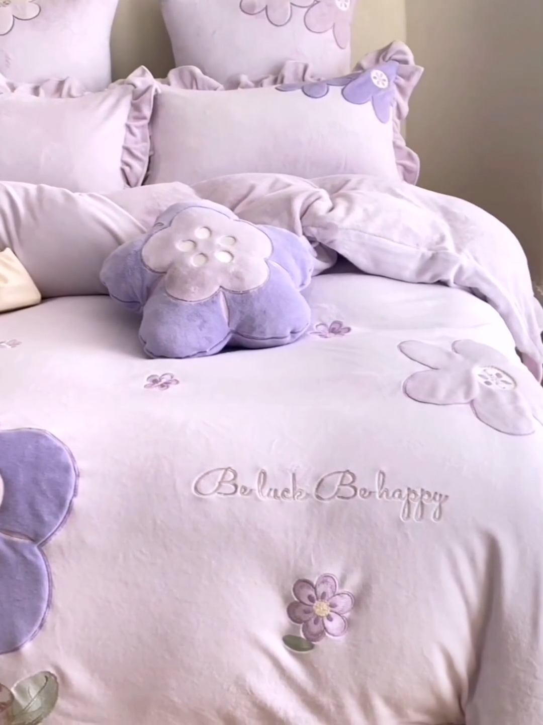 91家纺网 家纺一手货源 找家纺 2025新款绒梦里加厚韩版贴布绣牛奶绒四件套高定绒保暖套件