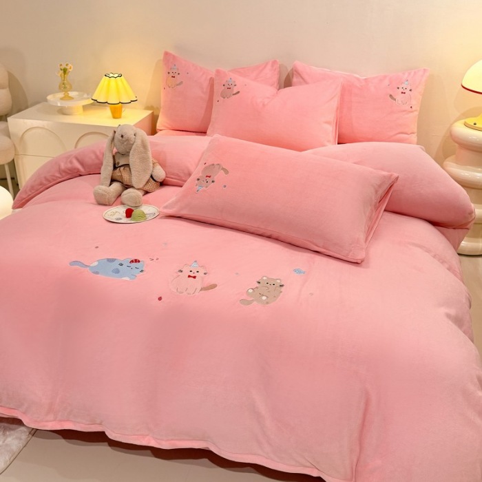 91家纺网 家纺一手货源 找家纺 （总）控价 2025新款 床盖款240克全消光A类刺绣牛奶绒四件套-可爱猫