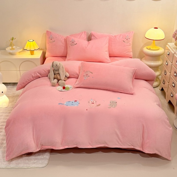 91家纺网 家纺一手货源 找家纺 （总）控价 2025新款 床盖款240克全消光A类刺绣牛奶绒四件套-可爱猫