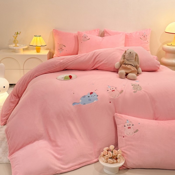 91家纺网 家纺一手货源 找家纺 （总）控价 2025新款 床盖款240克全消光A类刺绣牛奶绒四件套-可爱猫