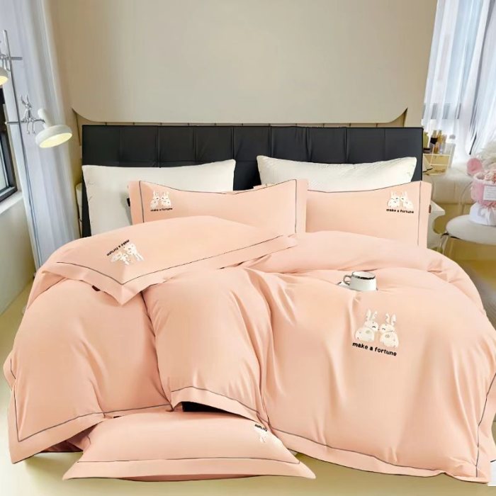 91家纺网 家纺一手货源 找家纺 2025秋冬全棉轻磨毛长绒棉贴布绣四件套比心兔糸列