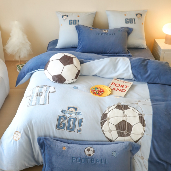 91家纺网 家纺一手货源 找家纺 （总）2025新款A类加厚足球篮球卡通贴布绣牛奶绒四件套冬季儿童三件套床单床笠保暖套件