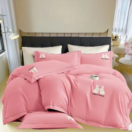 91家纺网 家纺一手货源 找家纺 2025秋冬全棉轻磨毛长绒棉贴布绣四件套比心兔糸列