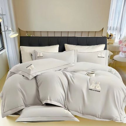 91家纺网 家纺一手货源 找家纺 2025秋冬全棉轻磨毛长绒棉贴布绣四件套比心兔糸列