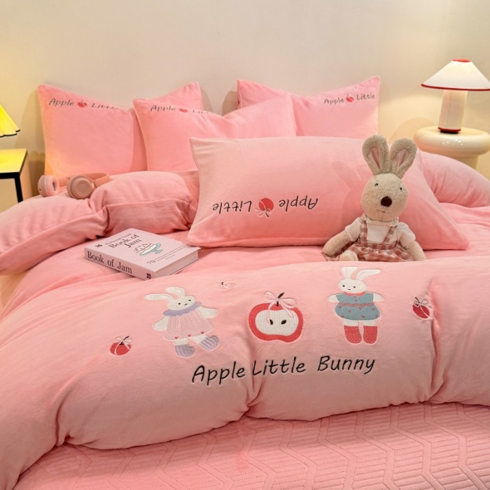 91家纺网 家纺一手货源 找家纺 （总）控价 2025新款 床盖款240克全消光A类刺绣牛奶绒四件套-可爱兔