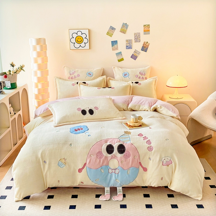 91家纺网 家纺一手货源 找家纺 （总）漫布云2025秋冬新品大版卡通230g牛奶绒兔毛贴布绣婴儿绒四件套--甜甜圈系列 