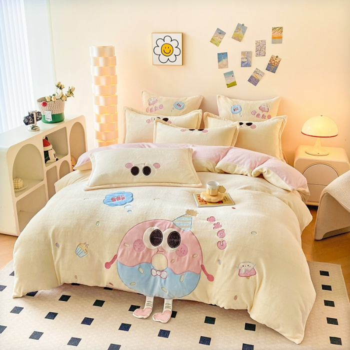 91家纺网 家纺一手货源 找家纺 （总）漫布云2025秋冬新品大版卡通230g牛奶绒兔毛贴布绣婴儿绒四件套--甜甜圈系列 