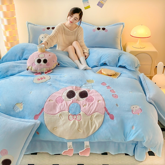 91家纺网 家纺一手货源 找家纺 漫布云2025秋冬新品大版卡通230g牛奶绒兔毛贴布绣婴儿绒四件套--甜甜圈系列  甜甜圈--婴儿蓝