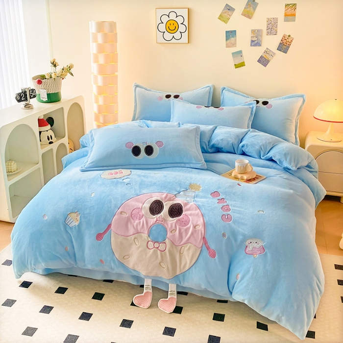 91家纺网 家纺一手货源 找家纺 漫布云2025秋冬新品大版卡通230g牛奶绒兔毛贴布绣婴儿绒四件套--甜甜圈系列  甜甜圈--婴儿蓝