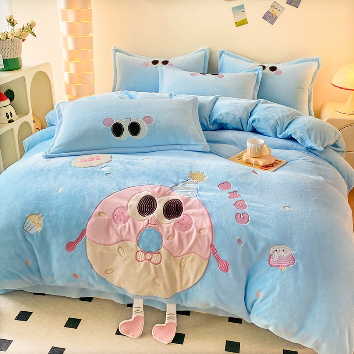 91家纺网 家纺一手货源 找家纺 漫布云2025秋冬新品大版卡通230g牛奶绒兔毛贴布绣婴儿绒四件套--甜甜圈系列  甜甜圈--婴儿蓝