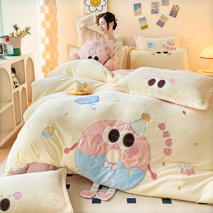 91家纺网 家纺一手货源 找家纺 漫布云2025秋冬新品大版卡通230g牛奶绒兔毛贴布绣婴儿绒四件套--甜甜圈系列  甜甜圈--嫩黄