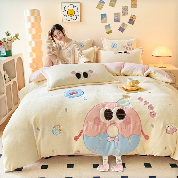 91家纺网 家纺一手货源 找家纺 漫布云2025秋冬新品大版卡通230g牛奶绒兔毛贴布绣婴儿绒四件套--甜甜圈系列  甜甜圈--嫩黄