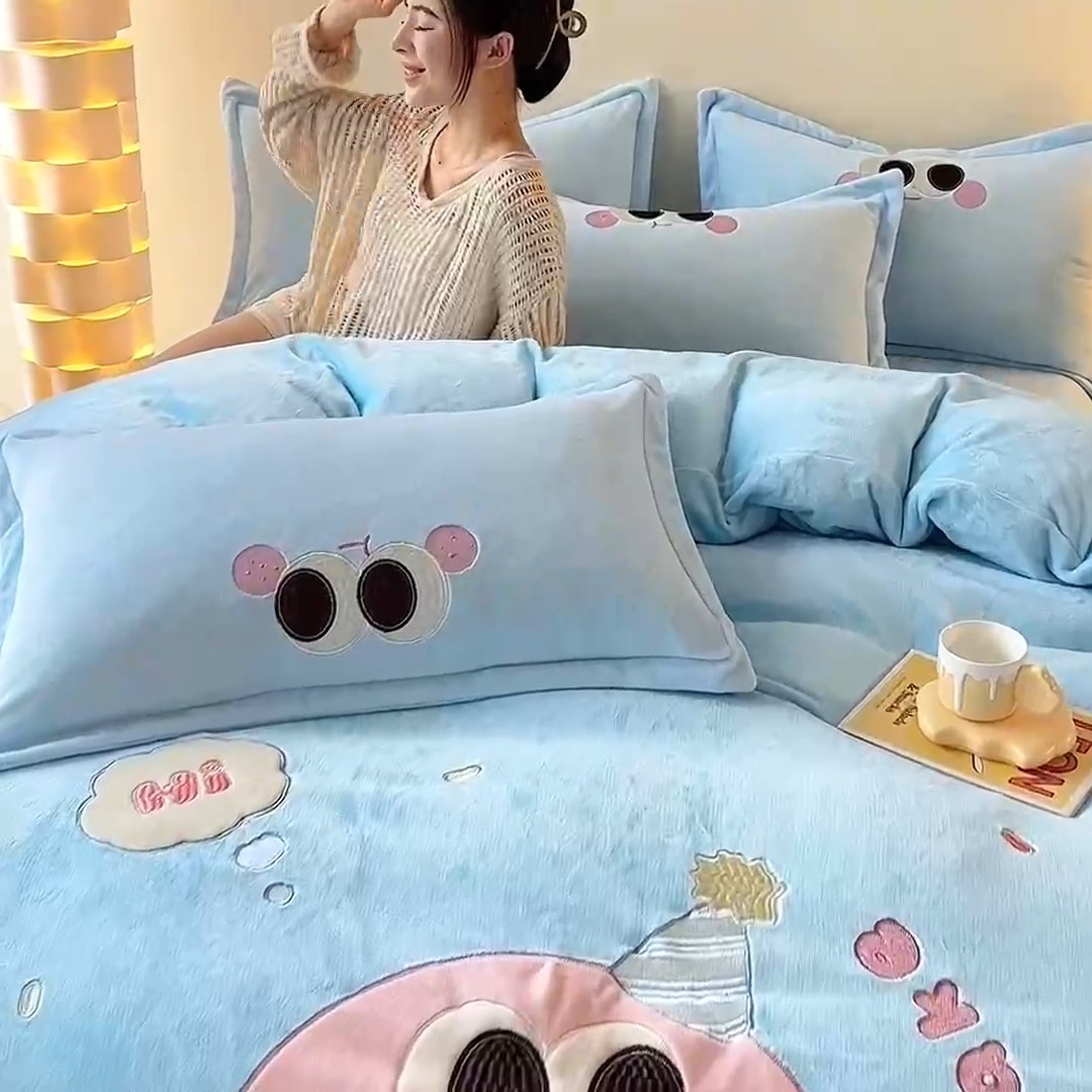 91家纺网 家纺一手货源 找家纺 漫布云2025秋冬新品大版卡通230g牛奶绒兔毛贴布绣婴儿绒四件套--甜甜圈系列  甜甜圈--婴儿蓝