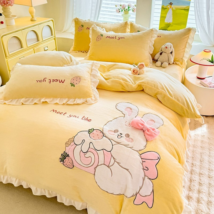 91家纺网 家纺一手货源 找家纺 漫布云2025秋冬新品大版卡通230g牛奶绒兔毛贴布绣婴儿绒四件套--可爱兔系列   可爱兔-暖黄