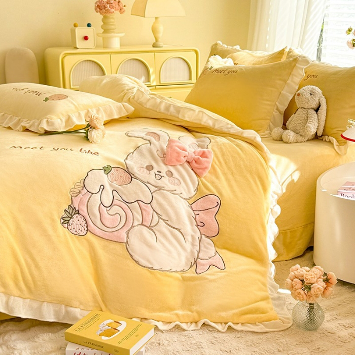 91家纺网 家纺一手货源 找家纺 漫布云2025秋冬新品大版卡通230g牛奶绒兔毛贴布绣婴儿绒四件套--可爱兔系列   可爱兔-暖黄