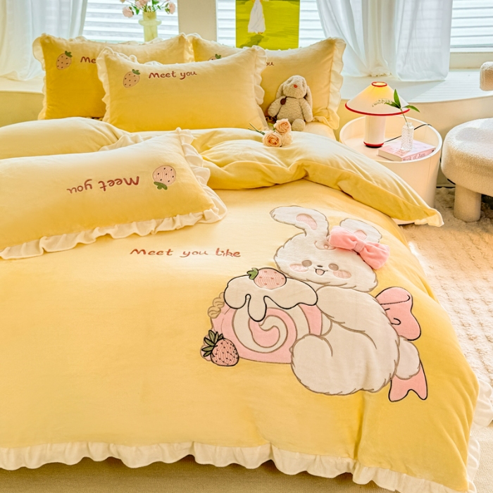 91家纺网 家纺一手货源 找家纺 漫布云2025秋冬新品大版卡通230g牛奶绒兔毛贴布绣婴儿绒四件套--可爱兔系列   可爱兔-暖黄