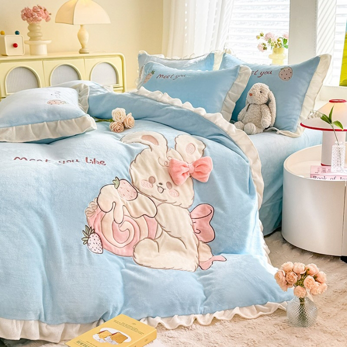 91家纺网 家纺一手货源 找家纺 漫布云2025秋冬新品大版卡通230g牛奶绒兔毛贴布绣婴儿绒四件套--可爱兔系列   可爱兔-婴儿蓝