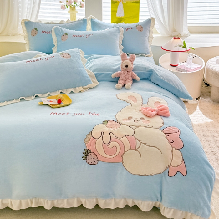 91家纺网 家纺一手货源 找家纺 漫布云2025秋冬新品大版卡通230g牛奶绒兔毛贴布绣婴儿绒四件套--可爱兔系列   可爱兔-婴儿蓝