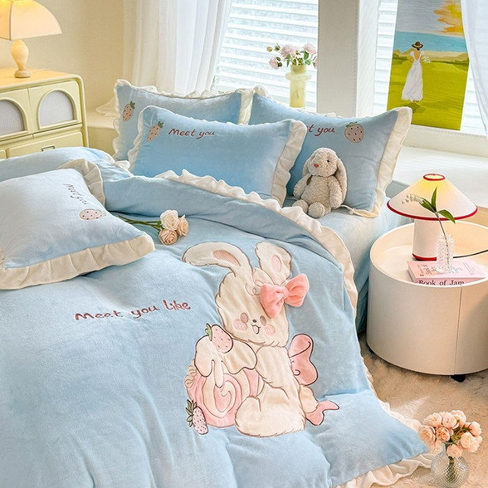 91家纺网 家纺一手货源 找家纺 漫布云2025秋冬新品大版卡通230g牛奶绒兔毛贴布绣婴儿绒四件套--可爱兔系列   可爱兔-婴儿蓝