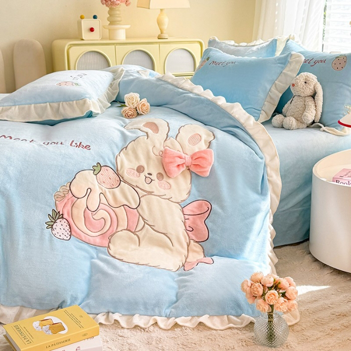 91家纺网 家纺一手货源 找家纺 漫布云2025秋冬新品大版卡通230g牛奶绒兔毛贴布绣婴儿绒四件套--可爱兔系列   可爱兔-婴儿蓝