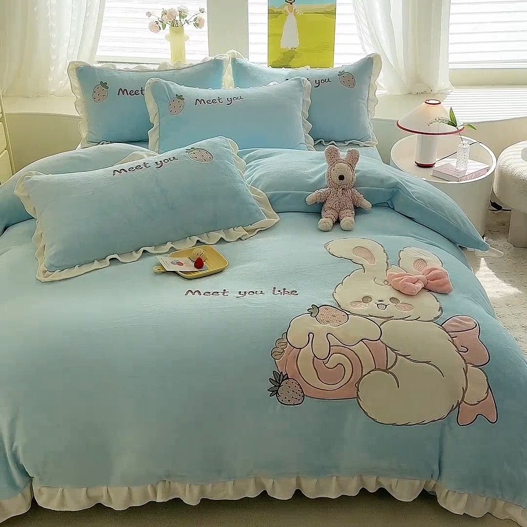 91家纺网 家纺一手货源 找家纺 漫布云2025秋冬新品大版卡通230g牛奶绒兔毛贴布绣婴儿绒四件套--可爱兔系列   小公主-米白