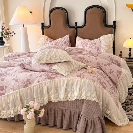 91家纺网 家纺一手货源 找家纺 （总）苏米娜2025秋冬新款法式复古双层花边大蕾丝水洗棉亚麻床盖款四件套全棉纯棉印花小碎花四件套