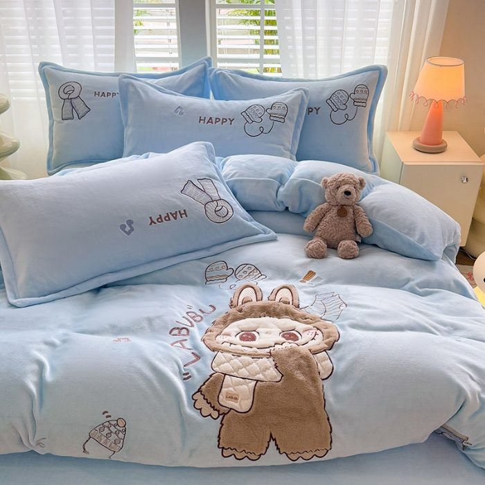 91家纺网 家纺一手货源 找家纺 （总）漫布云2025秋冬新品大版卡通230g牛奶绒兔毛贴布绣婴儿绒四件套--布林系列   布林-婴儿蓝