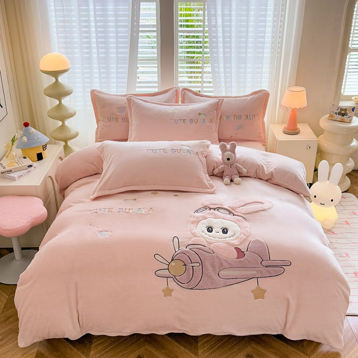 91家纺网 家纺一手货源 找家纺 （总）漫布云2025秋冬新品大版卡通230g牛奶绒兔毛贴布绣婴儿绒四件套--童梦园系列  