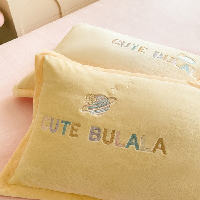 91家纺网 家纺一手货源 找家纺 漫布云2025秋冬新品大版卡通230g牛奶绒兔毛贴布绣婴儿绒四件套--童梦园系列   童梦园-嫩黄