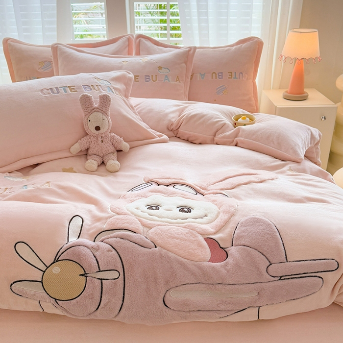 91家纺网 家纺一手货源 找家纺 漫布云2025秋冬新品大版卡通230g牛奶绒兔毛贴布绣婴儿绒四件套--童梦园系列     童梦园-珍珠粉