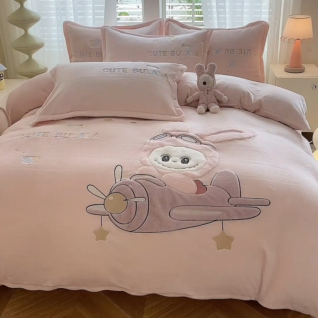 91家纺网 家纺一手货源 找家纺 漫布云2025秋冬新品大版卡通230g牛奶绒兔毛贴布绣婴儿绒四件套--童梦园系列     童梦园-珍珠粉