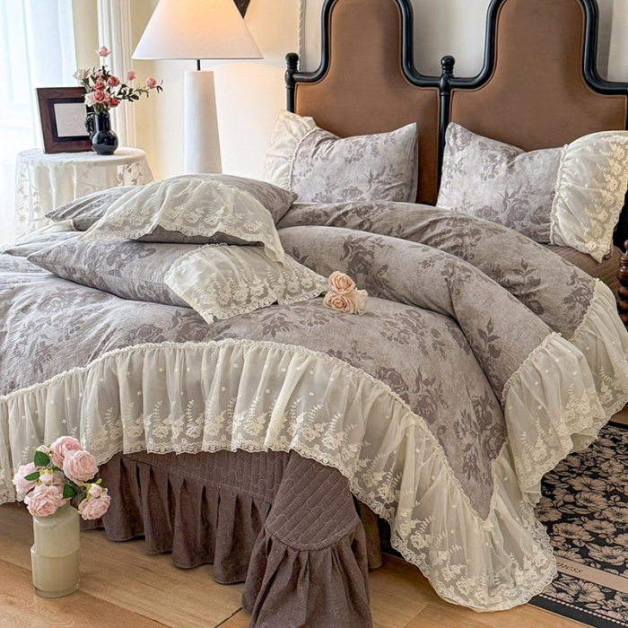 91家纺网 家纺一手货源 找家纺 苏米娜2025秋冬新款法式复古双层花边大蕾丝水洗棉亚麻床盖款四件套全棉纯棉印花小碎花四件套 巴洛克灰