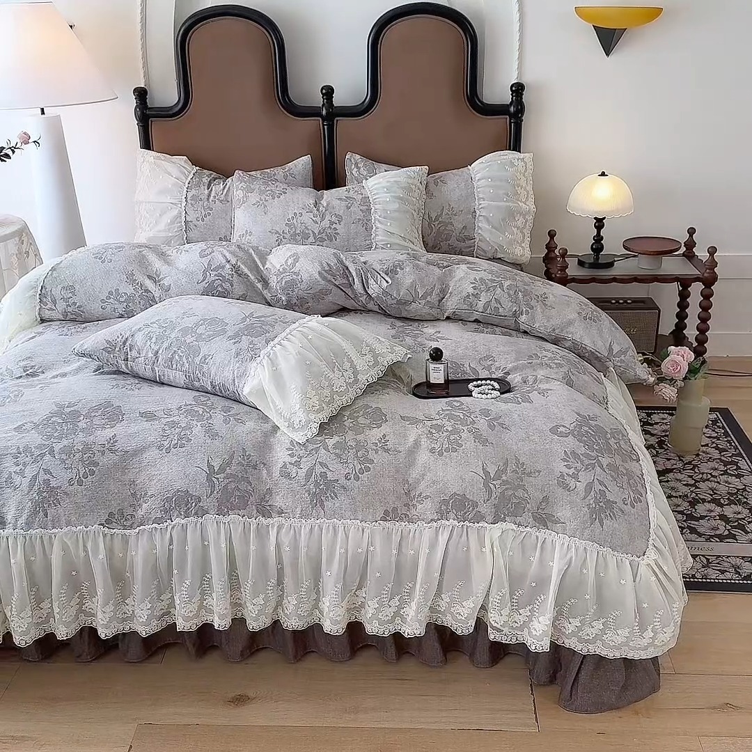 91家纺网 家纺一手货源 找家纺 （总）漫布云2025秋冬新款法式复古双层花边大蕾丝水洗棉亚麻床盖款四件套全棉纯棉印花小碎花四件套