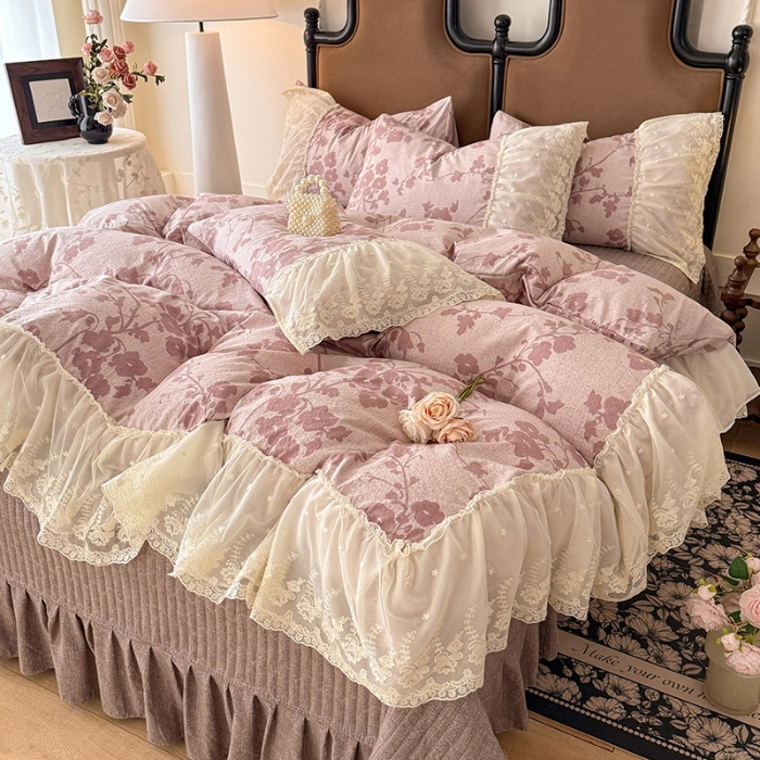 91家纺网 家纺一手货源 找家纺 漫布云2025秋冬新款法式复古双层花边大蕾丝水洗棉亚麻床盖款四件套全棉纯棉印花小碎花四件套  粉黛  