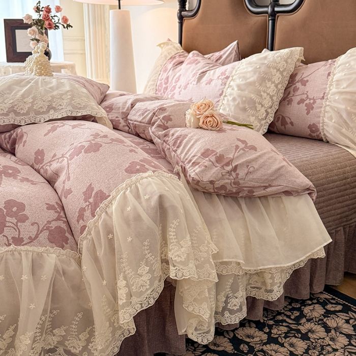 91家纺网 家纺一手货源 找家纺 漫布云2025秋冬新款法式复古双层花边大蕾丝水洗棉亚麻床盖款四件套全棉纯棉印花小碎花四件套  粉黛  
