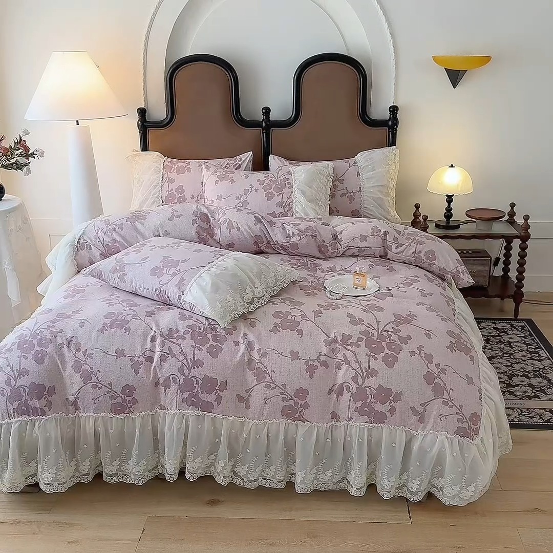 91家纺网 家纺一手货源 找家纺 漫布云2025秋冬新款法式复古双层花边大蕾丝水洗棉亚麻床盖款四件套全棉纯棉印花小碎花四件套  粉黛  