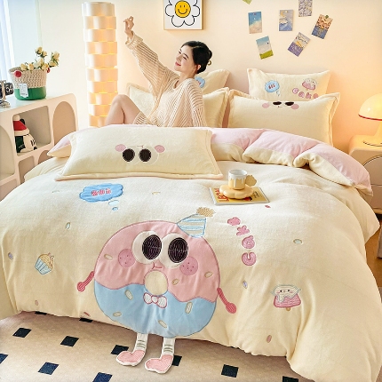 91家纺网 家纺一手货源 找家纺 （总）漫布云2025秋冬新品大版卡通230g牛奶绒兔毛贴布绣婴儿绒四件套--甜甜圈系列 