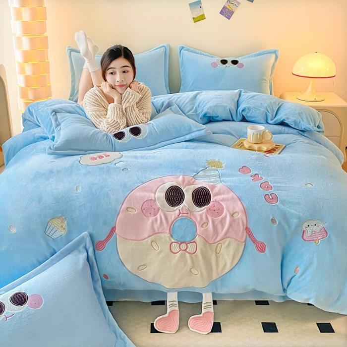 91家纺网 家纺一手货源 找家纺 （总）漫布云2025秋冬新品大版卡通230g牛奶绒兔毛贴布绣婴儿绒四件套--甜甜圈系列 