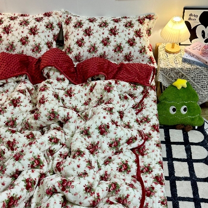 91家纺网 家纺一手货源 找家纺 （总）慕晨 2025新款高克重牛奶绒印花豆豆绒夹棉床盖三件被套四件套