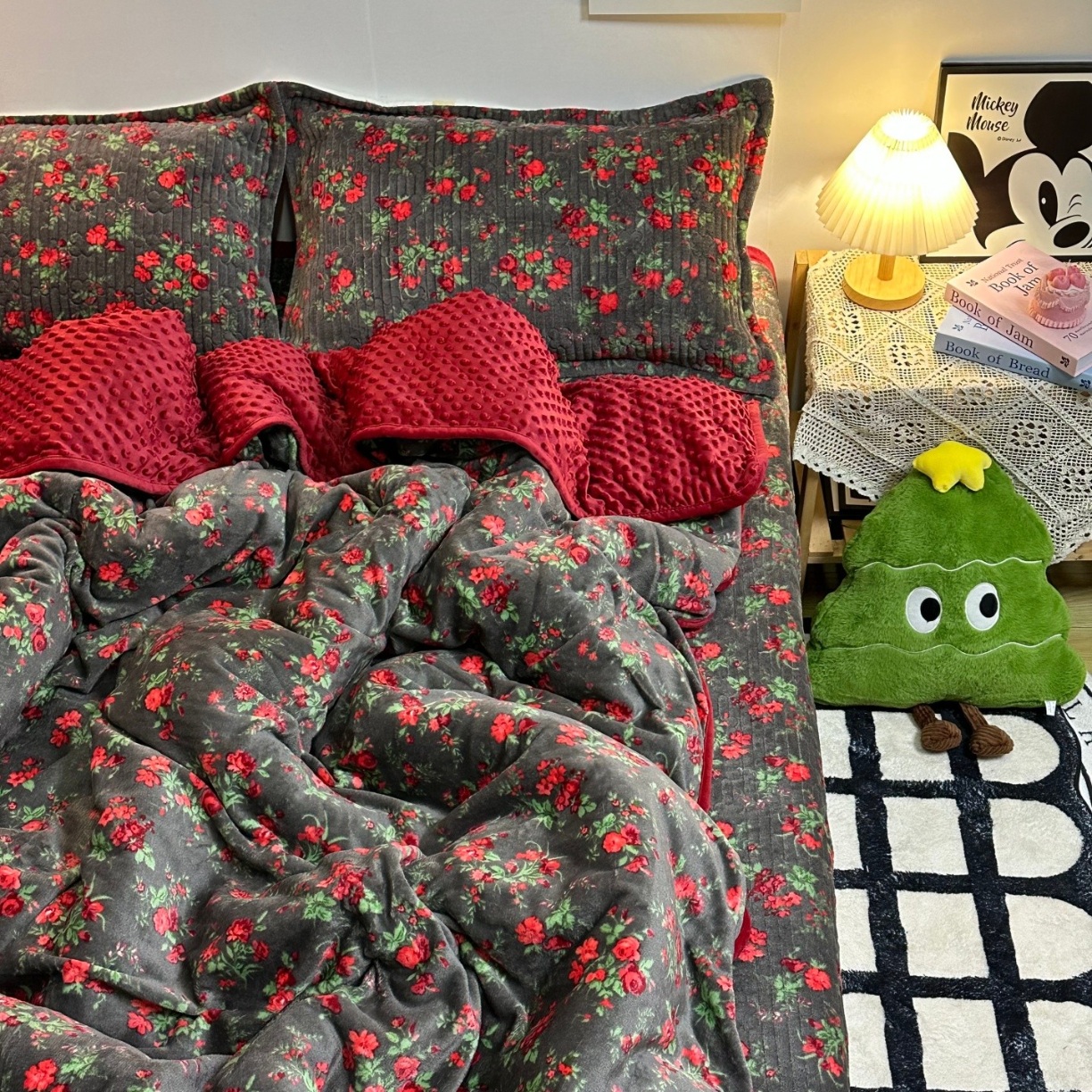 91家纺网 家纺一手货源 找家纺 （总）慕晨 2025新款高克重牛奶绒印花豆豆绒夹棉床盖三件被套四件套