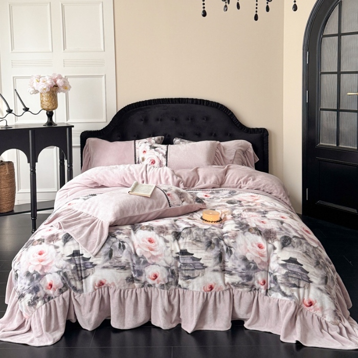 91家纺网 家纺一手货源 找家纺 惯盈家纺 2025新款A类牛奶绒数码印花蕾丝拼接床裙款四件套-烟岚抱梦(含买家秀） 烟岚抱梦-紫色