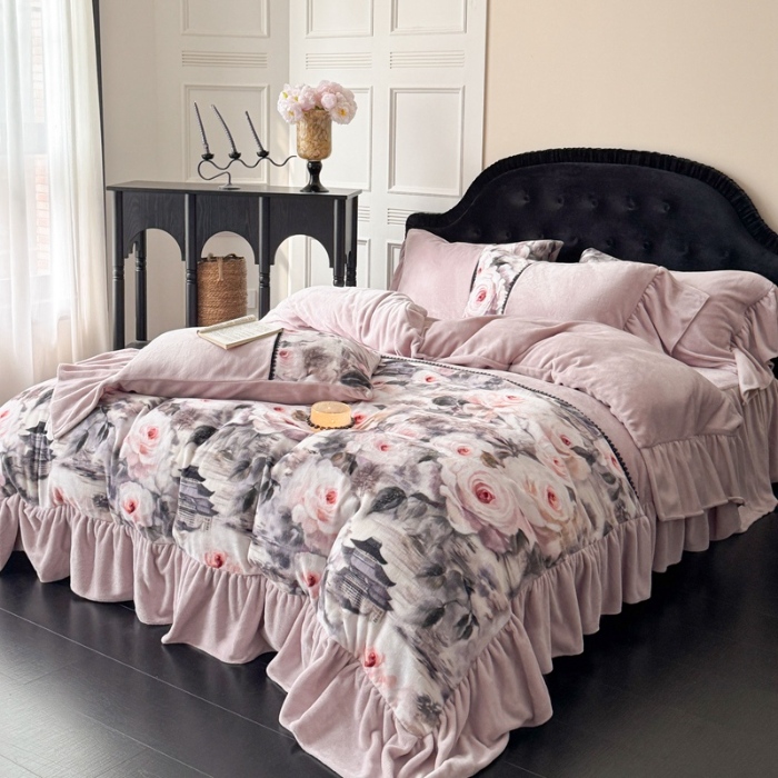 91家纺网 家纺一手货源 找家纺 惯盈家纺 2025新款A类牛奶绒数码印花蕾丝拼接床裙款四件套-烟岚抱梦(含买家秀） 烟岚抱梦-紫色