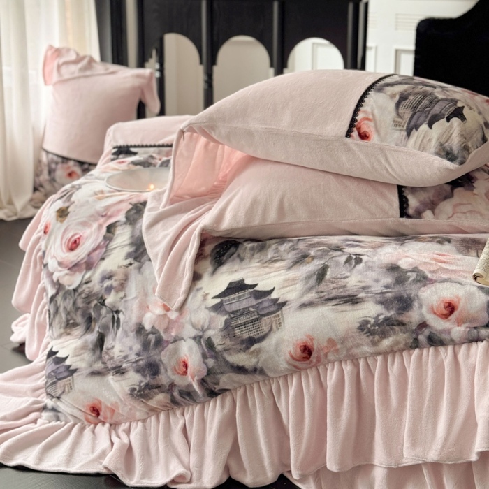 91家纺网 家纺一手货源 找家纺 惯盈家纺 2025新款秋冬A类牛奶绒数码印花蕾丝拼接床裙四件套-烟岚抱梦(含买家秀） 烟岚抱梦-粉色
