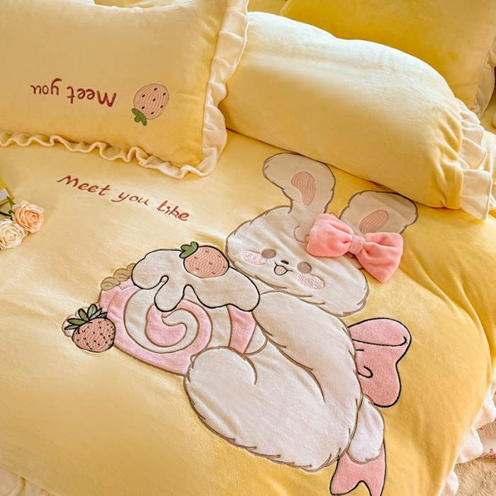 91家纺网 家纺一手货源 找家纺 漫布云2025秋冬新品大版卡通230g牛奶绒兔毛贴布绣婴儿绒四件套--可爱兔系列   可爱兔-暖黄 
