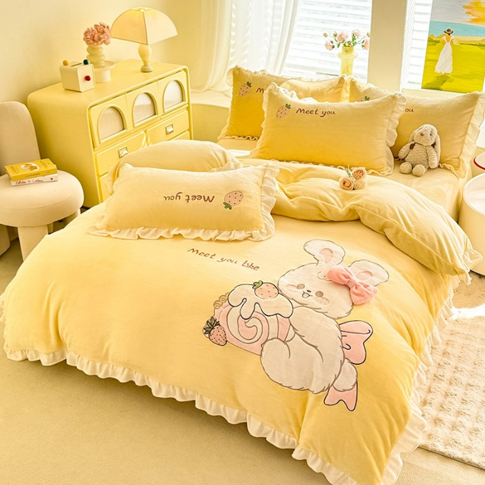 91家纺网 家纺一手货源 找家纺 漫布云2025秋冬新品大版卡通230g牛奶绒兔毛贴布绣婴儿绒四件套--可爱兔系列   可爱兔-暖黄 